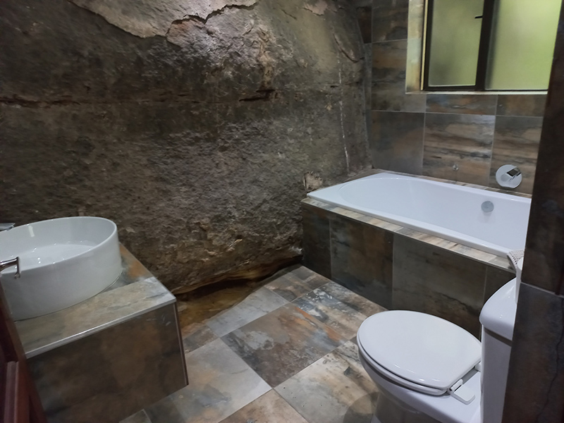 A bathroom at the dam house, Tolderia