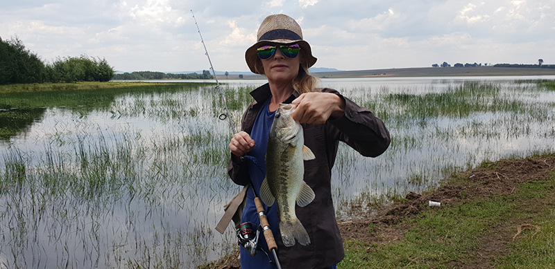 Linky with a nice bass caught at Jericho Dam from the side